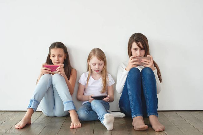 孩子总玩手机玩游戏-孩子玩手机游戏成瘾，家长束手无策
