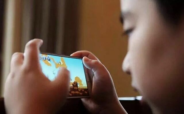 孩子上网玩游戏有手机瘾-孩子上瘾游戏，手机成毒品
