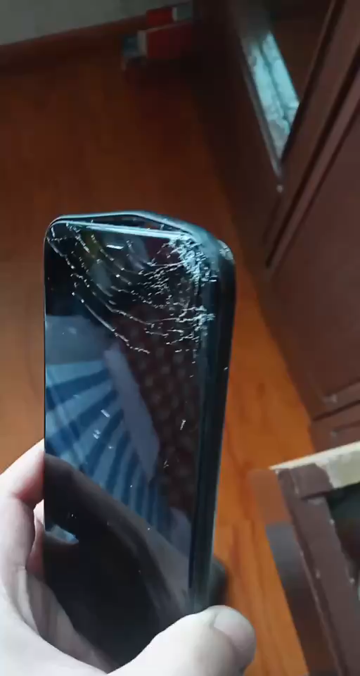 手机摔地上会对内部有影响吗-手机意外摔落，教你一招解决