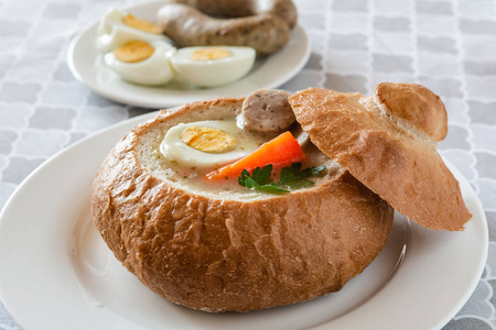 波兰复活节：彩蛋涂抹与香肠盛宴，你了解吗？