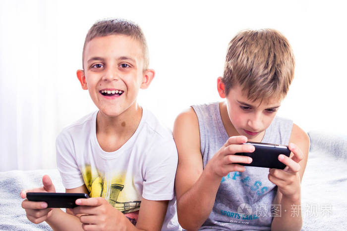 5岁小孩看手机玩游戏-五岁孩子手机游戏沉迷：挑战与解决方案